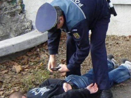 Un tâlhar de 16 ani a lovit o femeie pentru a-i lua telefonul, după care l-a vândut în Piața Catedralei