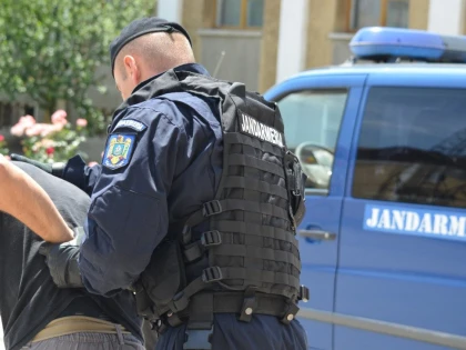 Un tânăr a fost bătut în tramvai. Jandarmii au identificat agresorul