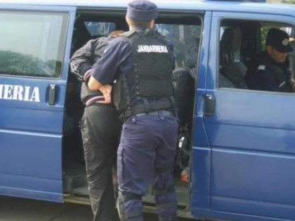 UN TANAR A FOST PRADAT DE TELEFOANELE MOBILE DE CATRE TREI INDIVIZI