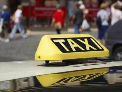 Un tânăr a fost reținut, după ce a furat o tabletă dintr-un taxi