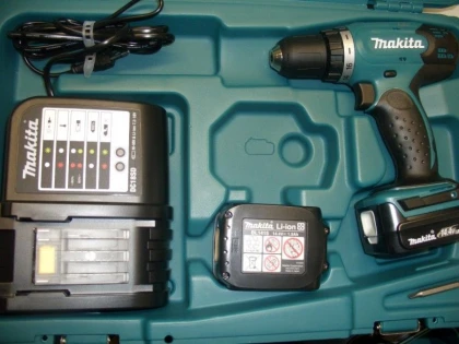 UN TANAR A FURAT O MASINA DE GAURIT, DINTR-UN MAGAZIN