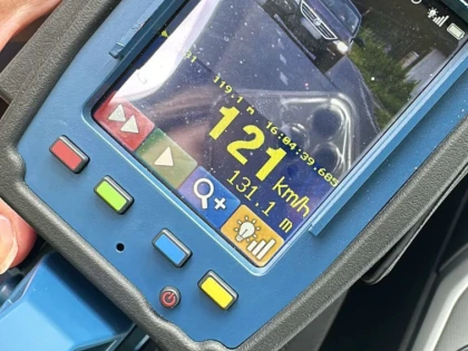 Un tânăr a rămas fără permis, pentru 120 de zile, după ce a condus cu 121 de km/h în Zimandcuz