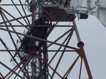 Un tânăr a vrut să se arunce în gol de pe un stâlp de telefonie. A fost salvat de pompieri