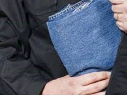 Un tânăr de 19 ani, prins la furat într-un magazin din Vlaicu