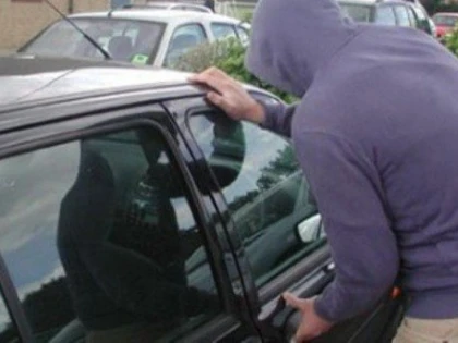 Un tânăr de 22 de ani, prins la furat dintr-un autoturism parcat pe strada Coșbuc
