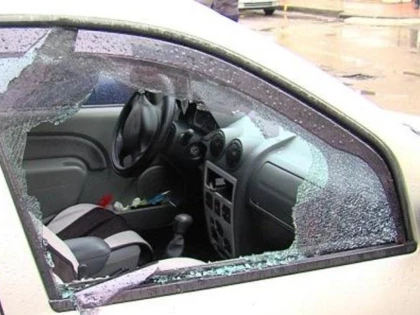 Un tânăr de 23 de ani a dat cu pumnul și a spart geamul unui taxi, în Piața Gării