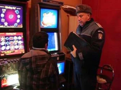 Un tânăr din Buteni a băut, a furat, a jucat, a reclamat, dar a fost prins cu mâța-n sac!
