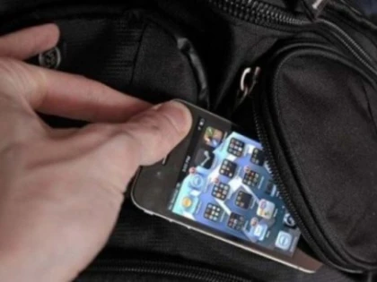 Un tânăr din Ghioroc, prins în flagrant în timp ce încerca să vândă un telefon furat