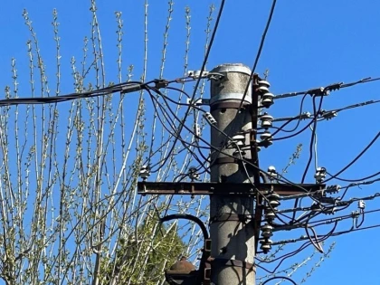 Un tânăr din Șiria a murit după ce s-a curentat pe un stâlp de electricitate, pe care se urcase pentru lucrări