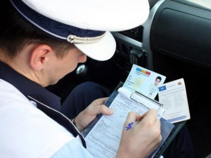 Un tânăr din Timiș a fost prins de polițiștii arădeni conducând fără permis
