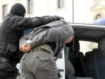 Un tânăr din Zăbrani a comis mai multe infracțiuni într-o singură noapte: a pătruns într-un supermarket, a distrus un autoturism și a dat foc unei case