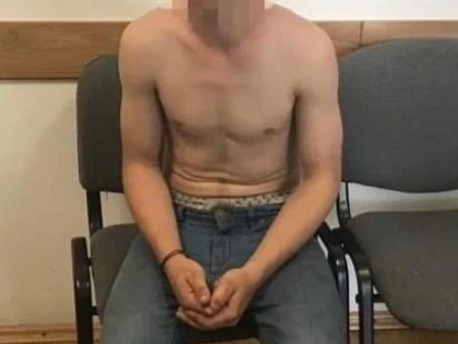 Un tânăr drogat, desculț și la bustul gol a făcut scandal în centrul Aradului și a agresat mai multe minore