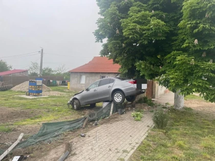 Un tânăr drogat și băut a trecut cu mașina printr-un gard, la Șeitin. Șoferul a fost reținut de polițiști
