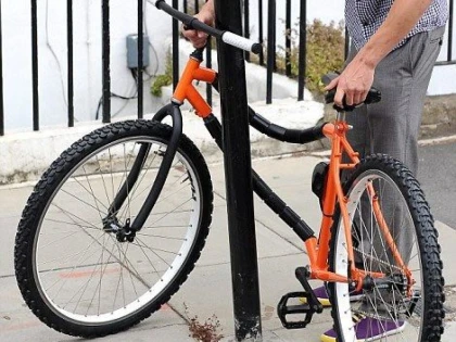 UN TANAR ESTE CERCETAT PENTRU CA A FURAT O BICICLETA