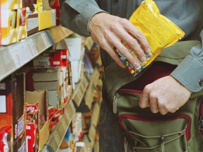 Un tânăr și o femeie, prinși în flagrant în timp ce „îndesau“ pe sub haine, din supermarket
