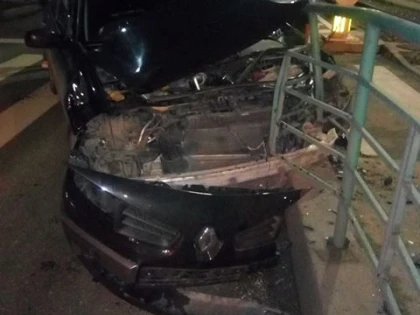 Un taximetrist a intrat cu maşina într-o staţie de tramvai din Aradul Nou