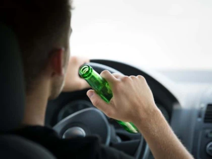 Un timișorean, beat la volan, a ajuns cu mașina în șanț pe drumul Arad - Deva