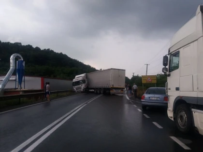 Un TIR a blocat DN 7, în judeţul Arad