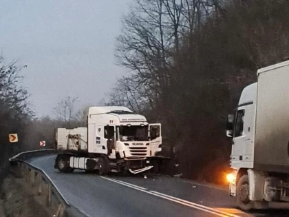 Un TIR a derapat pe DN7, circulația fiind blocată de la ora 05.00