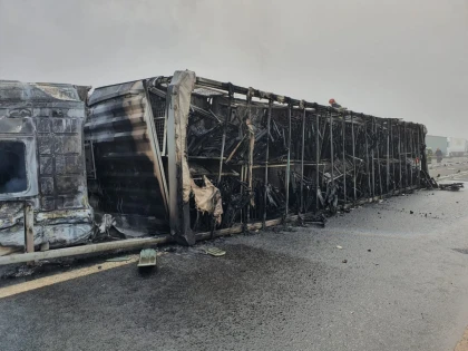 Un TIR a luat foc pe autostrada Arad-Nădlac. Traficul a fost blocat pe ambele sensuri, mai bine de o oră