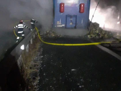 Un TIR cu remorcă a ars aproape în totalitate, pe autostrada Arad-Nădlac