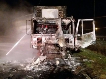 Un TIR încărcat cu alimente a luat foc pe autostradă (FOTO)