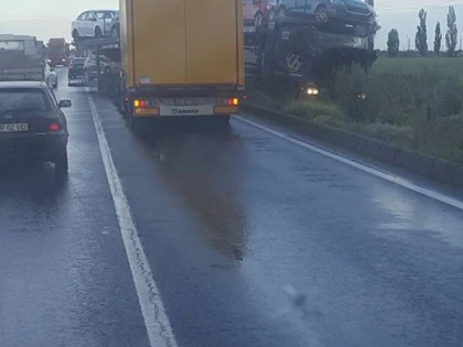 Un TIR încărcat cu maşini a ajuns pe liniile de tramvai, la Vladimirescu