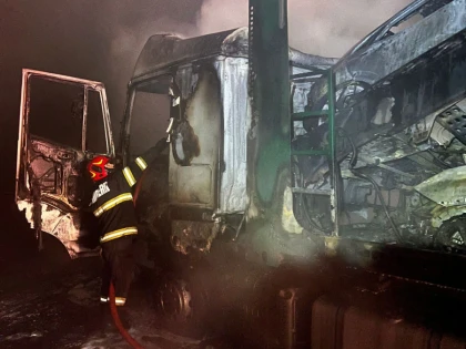 Un TIR încărcat cu opt autoturisme a ars pe A1, în apropiere de Nădlac