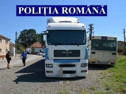 Un TIR înmatriculat în Ungaria, plin cu ţigări, găsit abandonat la Hălmagiu. Percheziții la mai multe persoane din județ