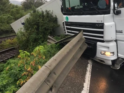 Un TIR plin de carne a derapat pe calea ferată Arad- Bătuţa