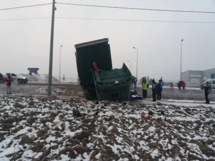 Un TIR s-a răsturnat în şanţ, pe drumul Ineu-Bocsig