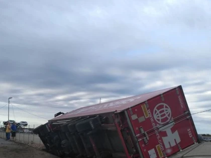Un TIR s-a răsturnat într-o curbă din Curtici
