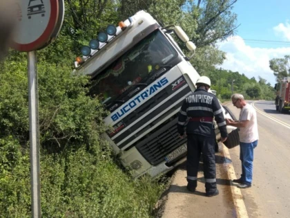 Un TIR s-a răsturnat pe DN7. Au existat scurgeri de combustibil