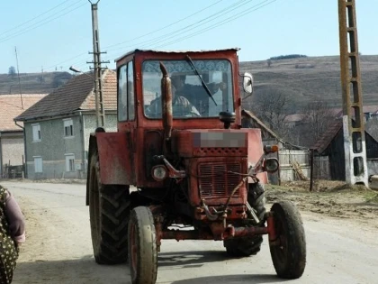Un tractor, condus de un șofer mort de beat, a acroșat un autoturism la Șicula