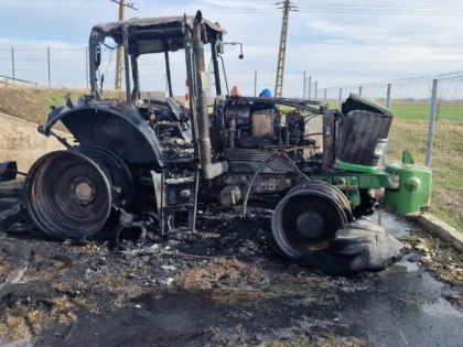 Un tractor s-a făcut scrum, la Turnu