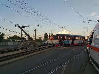 Un tramvai a deraiat în zona Polivalentă. Au fost dărâmați doi stâlpi de iluminat public