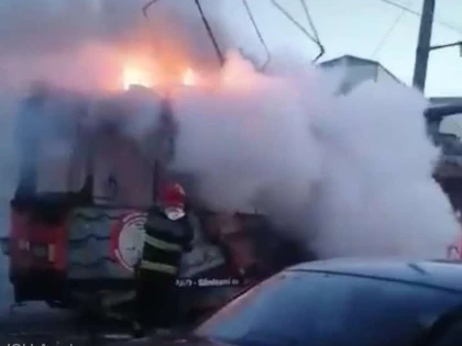 Un tramvai a luat foc în trafic, în această dimineață