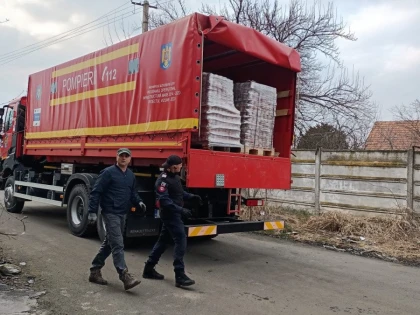 Un transport de ajutoare umanitare a plecat astăzi din Arad, spre Vama Siret