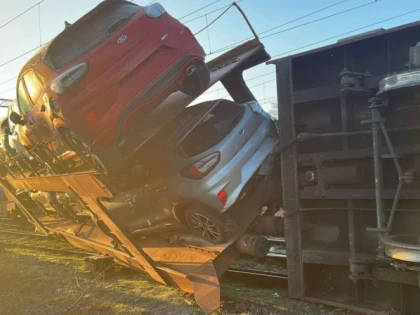 Un tren care circula pe ruta Arad-Bucureşti Nord s-a oprit brusc, pentru a evita ciocnirea cu un tren de marfă care deraiase