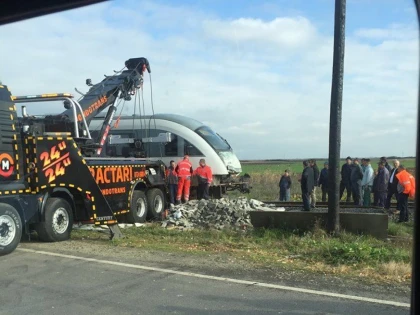 UN TREN CU 50 DE PASAGERI A LOVIT IN PLIN UN TIR LA TRECEREA FERATA DE LA NADAB
