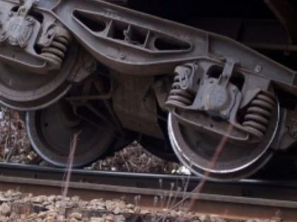 Un tren cu cinci vagoane a deraiat în vestul țării