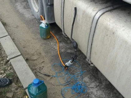 Un ucrainean a furat 220 de litri de motorină dintr-un TIR, în Sebiș