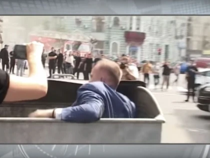 Un viceprimar, aruncat la gunoi de protestatari