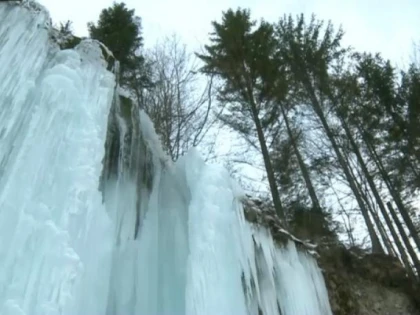 Una dintre cele mai spectaculoase cascade din țară a înghețat