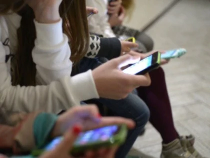 Unde poate duce dependența de telefoane mobile