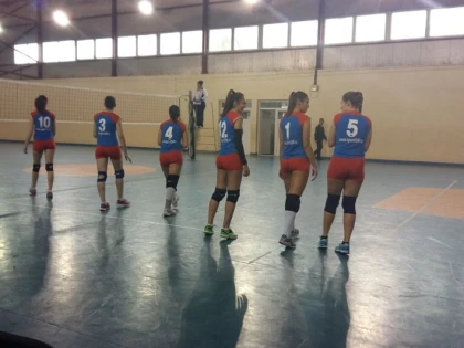 UNDE SUNT BANII ? PRO VOLEI A PRIMIT DE LA PRIMĂRIE 220.000 DE LEI, IAR FETELE JOACĂ ÎN ECHIPAMENTE DE ACUM 8 ANI