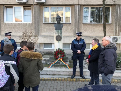”Unirea, națiunea a făcut-o!”. Elevii școlii postliceale ”Astra” au depus o coroană la statuia lui Cuza