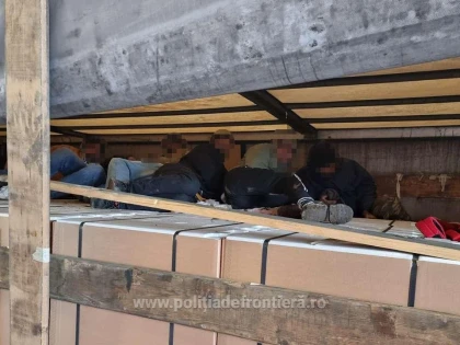 Unsprezece cetăţeni asiatici, depistaţi ascunși în portbagajul unui autoturism şi remorca unui TIR, la frontieră