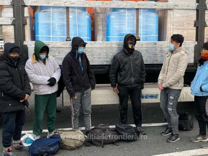 Unsprezece cetăţeni din Afganistan, depistați ascunşi în două TIR-uri  la PTF Nădlac II