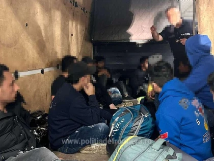 Unsprezece cetățeni străini depistați într-o autoutilitară la P.T.F. Nădlac